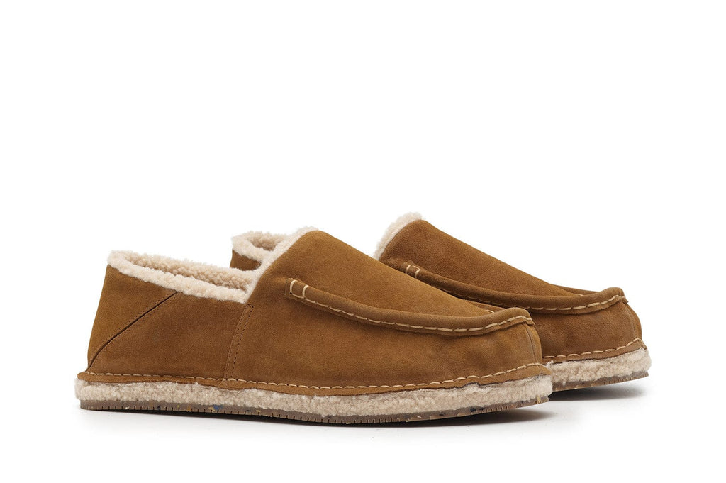 Men's Lodge Slipper in Nutmeg suede, three-quarter view