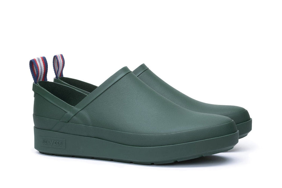 Men's Calistoga Clog in Hunter Green rubber, three-quarter view